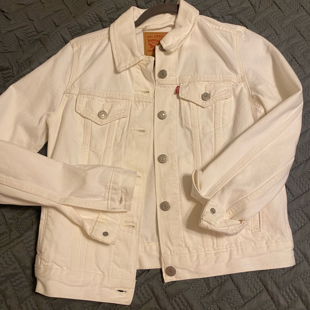 White denim Levi’s jacket